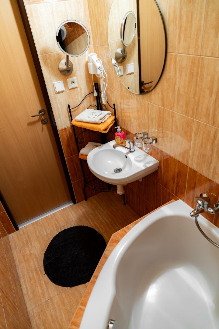 rear view of the suite bathroom